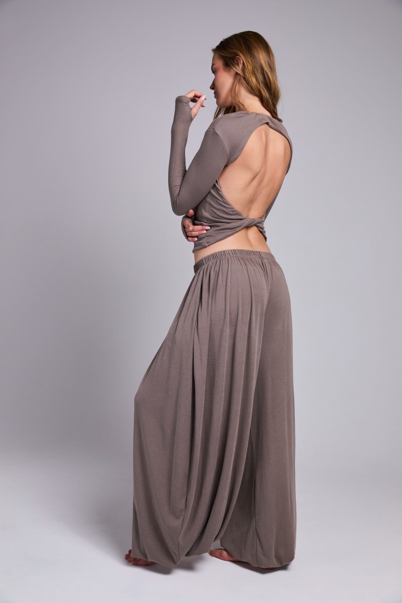 חולצה Open Back - חום בהיר