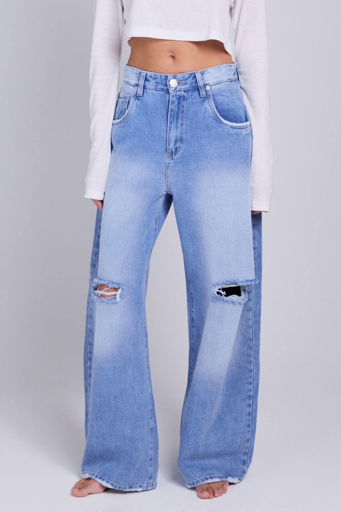 D13 - Knee Cut Jeans