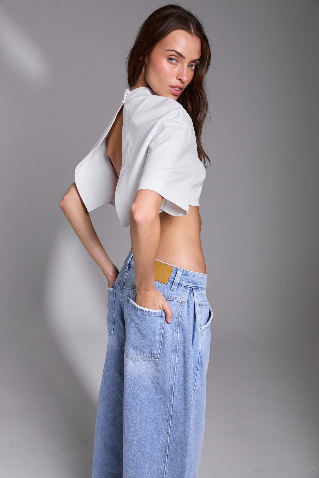 חולצה Cropped Open Back - לבן