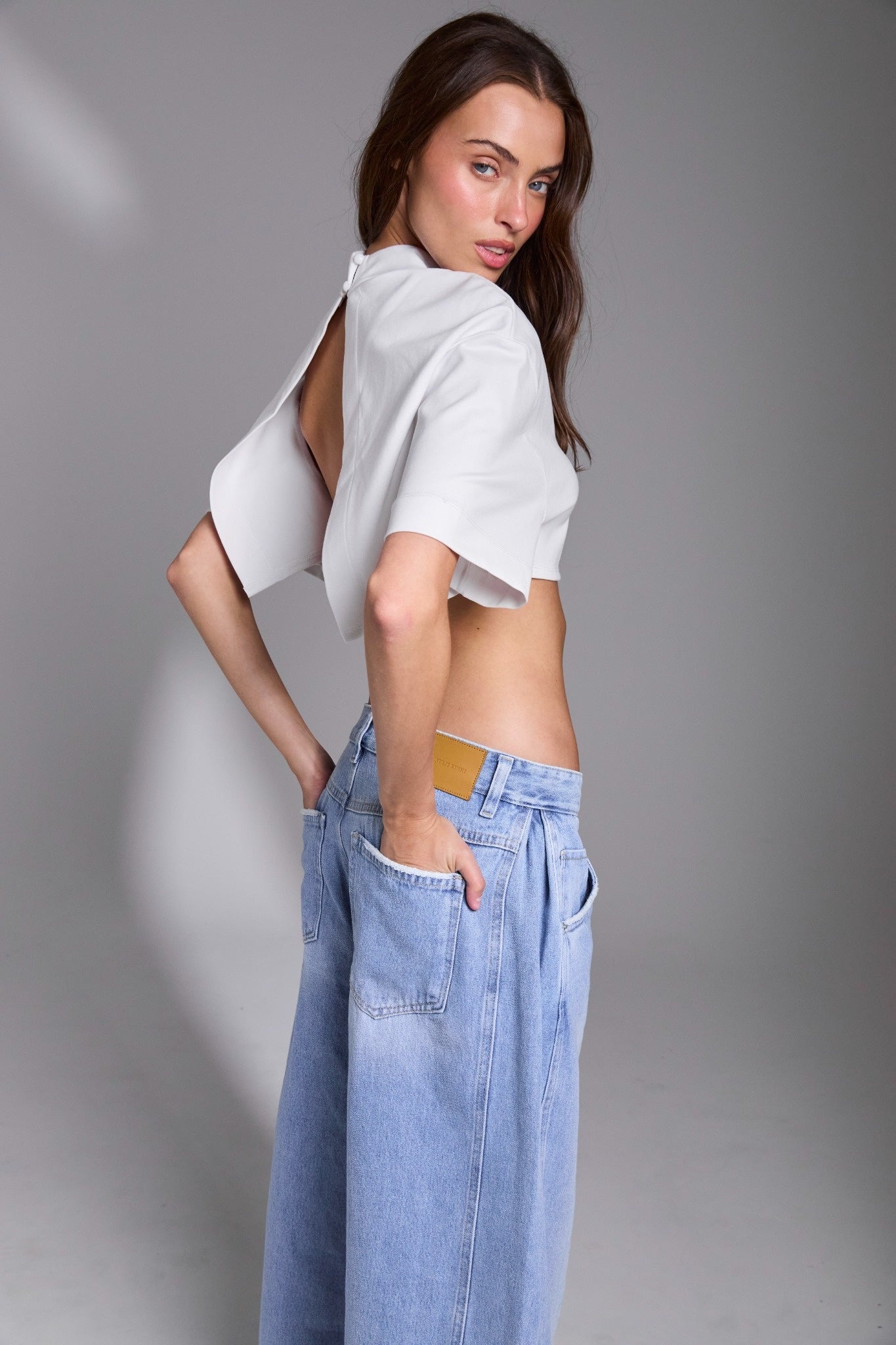 חולצה Cropped Open Back - לבן
