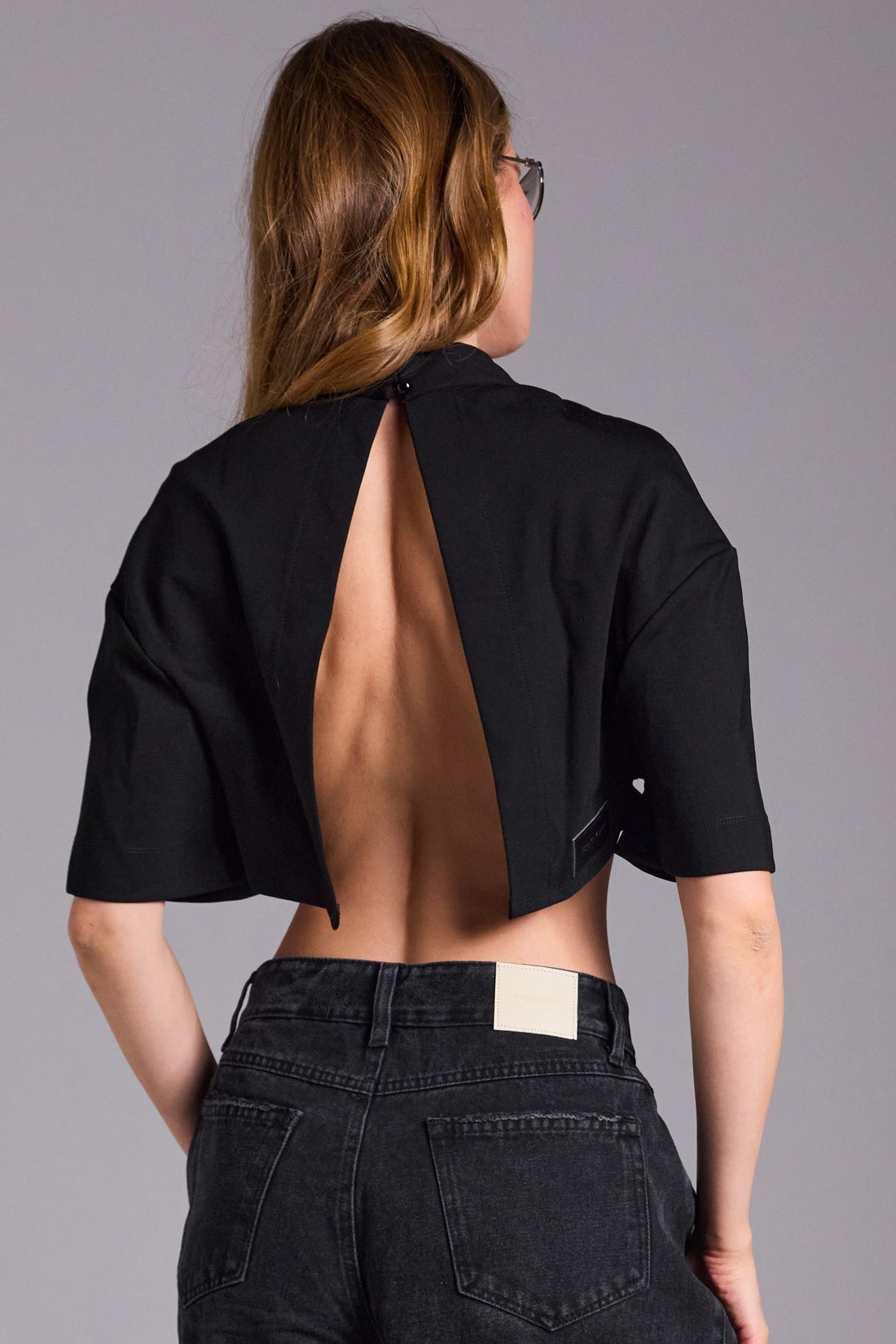 חולצה Cropped Open Back - שחור