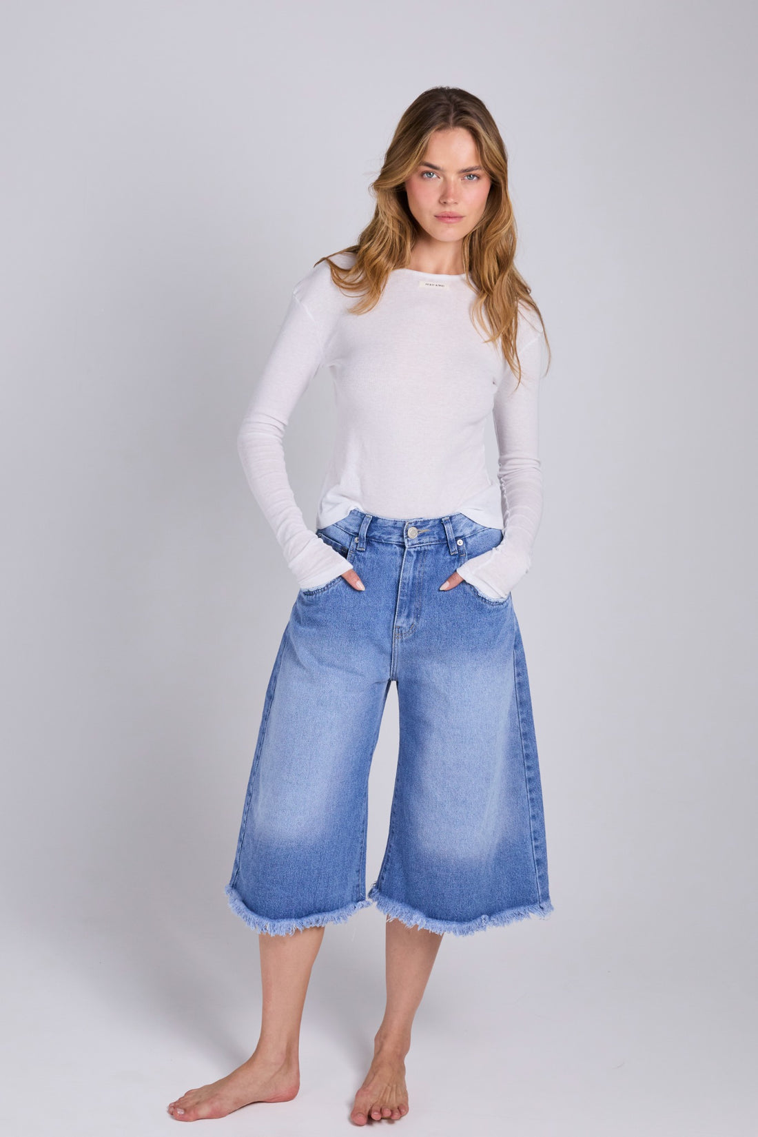 D08 - Raw Bermuda Cut Jeans