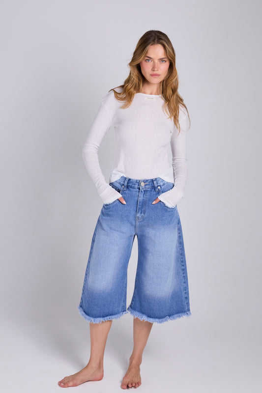 D08 - Raw Bermuda Cut Jeans