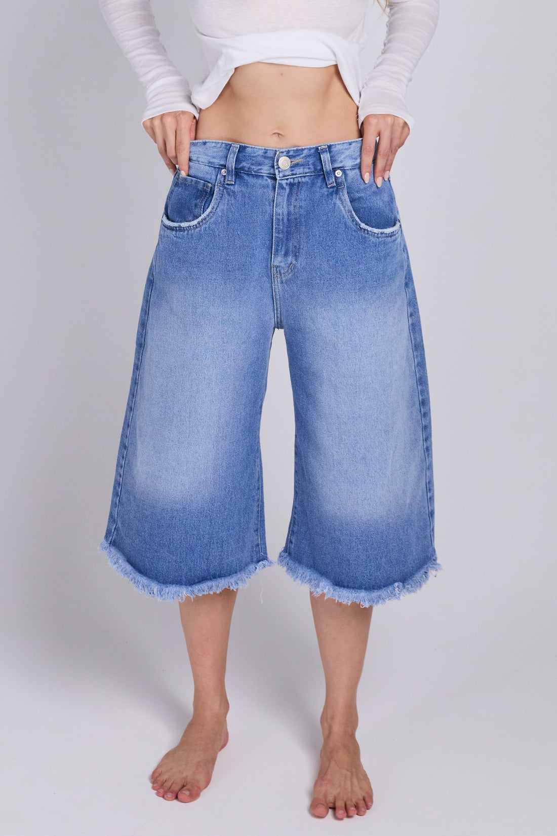 D08 - Raw Bermuda Cut Jeans