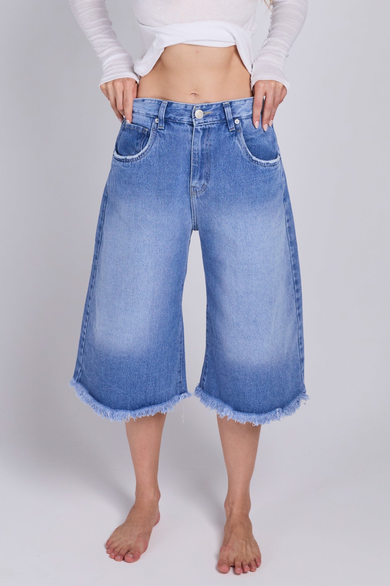 D08 - Raw Bermuda Cut Jeans