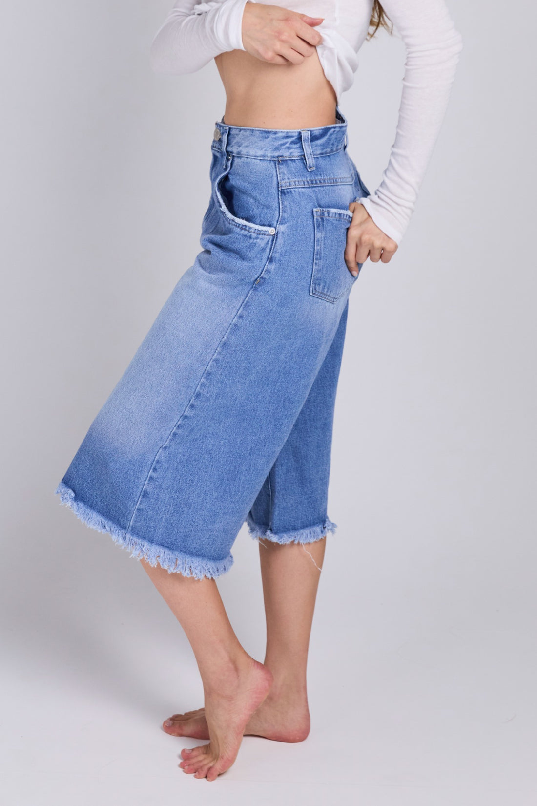 D08 - Raw Bermuda Cut Jeans