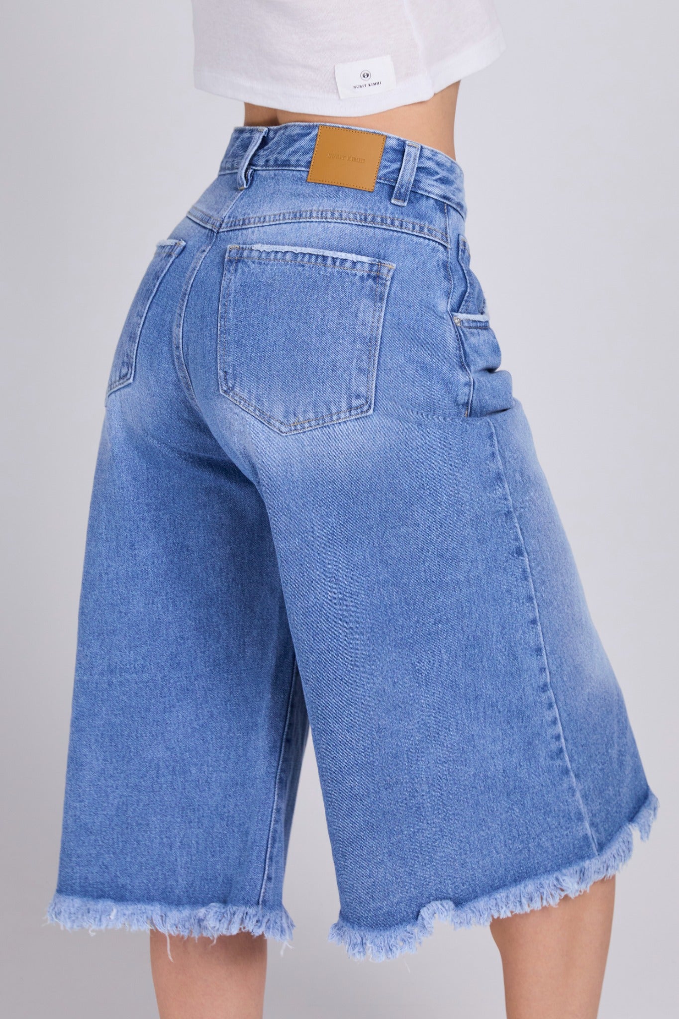 D08 - Raw Bermuda Cut Jeans