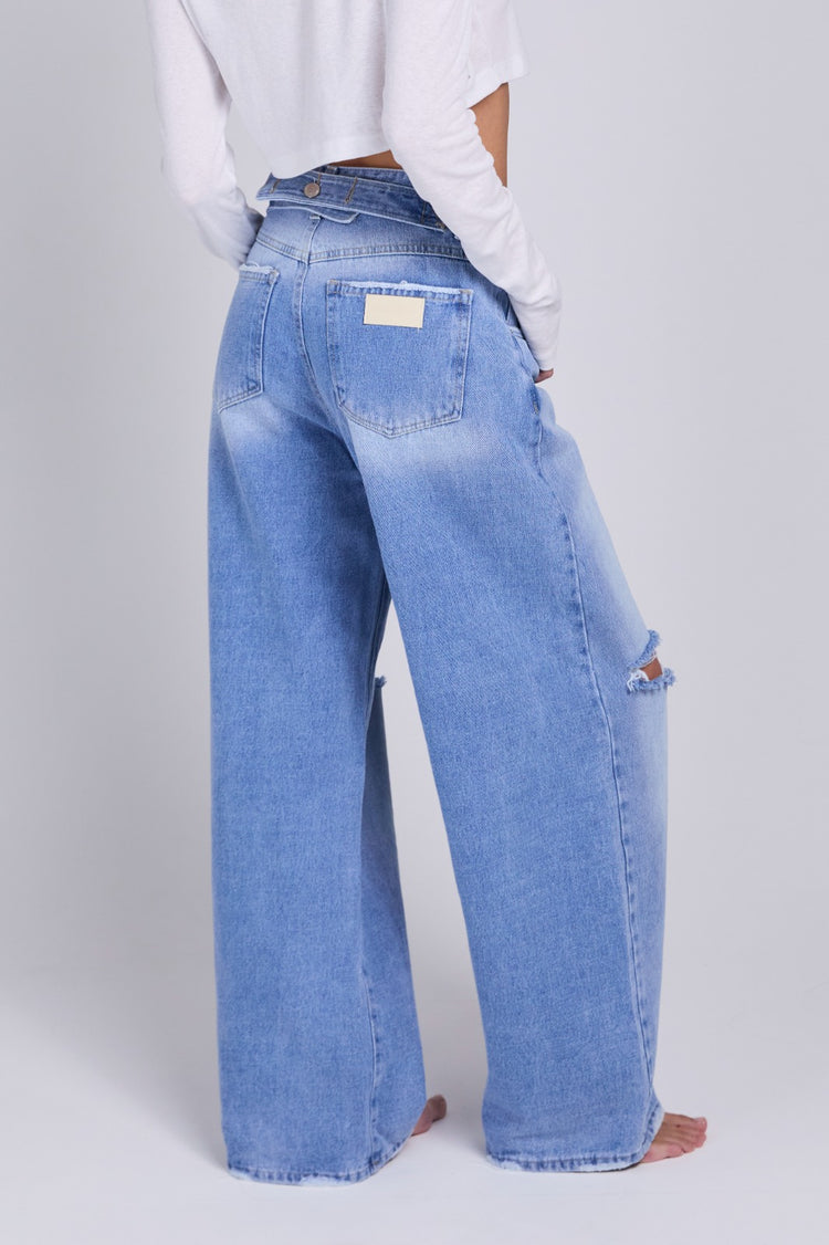 D13 - Knee Cut Jeans