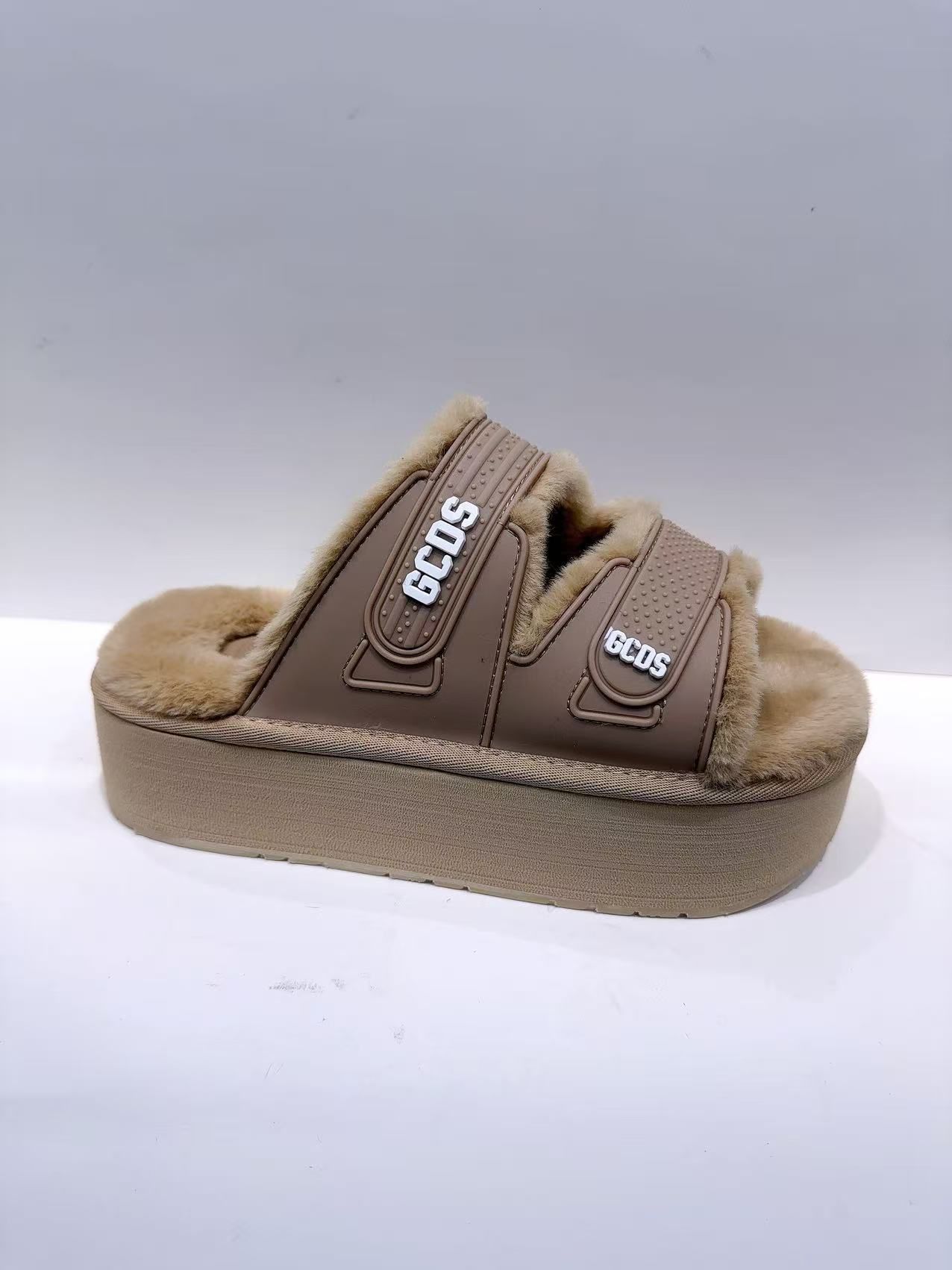 כפכף פרווה -GCDS- בז'