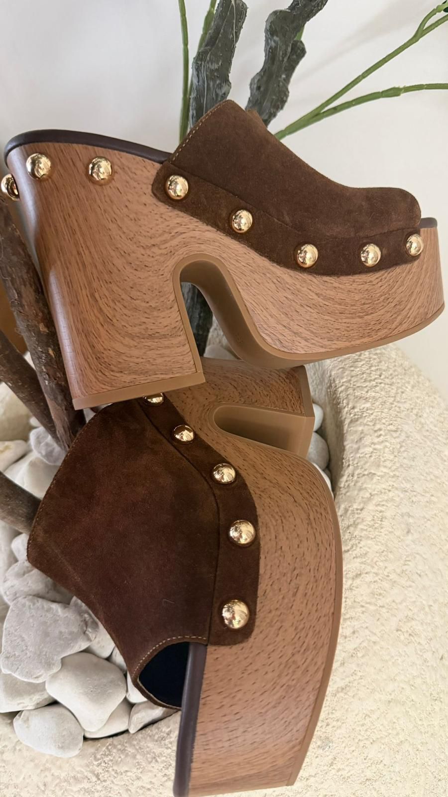 כפכף עקב  זמש עם ניטים - חום